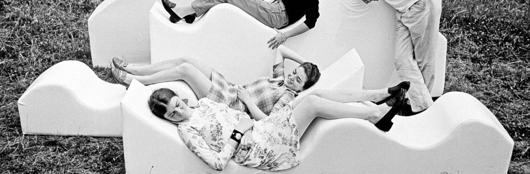 Archizoom Associati, Superonda Sofa in Villa Strozzi Gardens, Florence, 1967, sofa, 240 × 100 × 38 cm, découpé dans un bloc de polyuréthane et recouvert de simili-cuir brillant, reproduction photographique. Courtesy Centro Studi Poltronova © Photo: Dario Bartolini